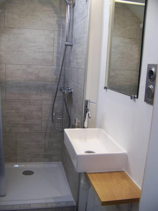 Rennes: Studio 4 Couchages, Proche Commerces, Bus. Esterno foto